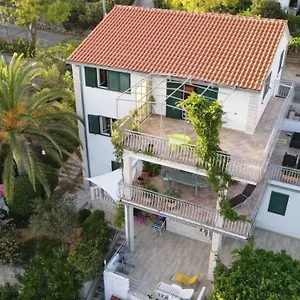 https://palm-tree-house.hotels-in-trogir.com